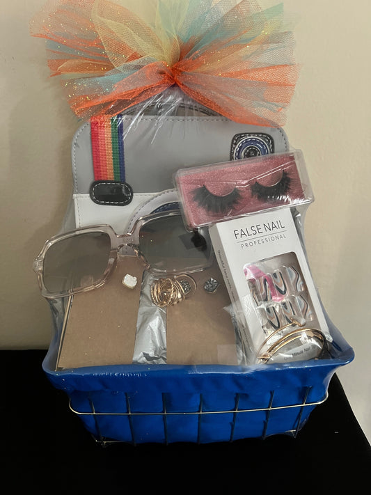 Photo Ready Gift Basket (Off White)